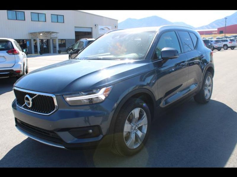 2022 Volvo XC40 T4 Momentum Sport Utility 4D