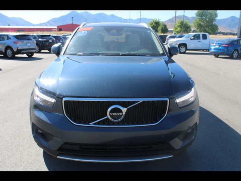 2022 Volvo XC40 T4 Momentum Sport Utility 4D