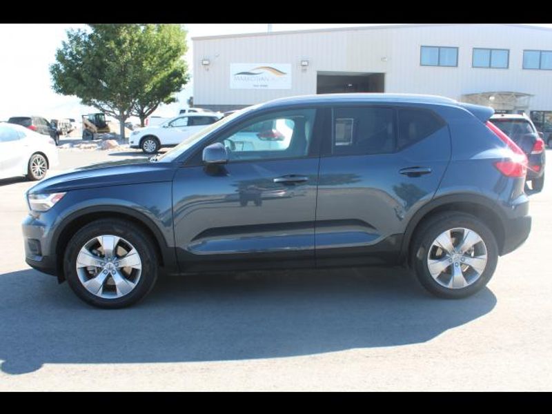 2022 Volvo XC40 T4 Momentum Sport Utility 4D