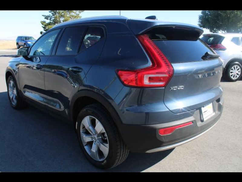 2022 Volvo XC40 T4 Momentum Sport Utility 4D