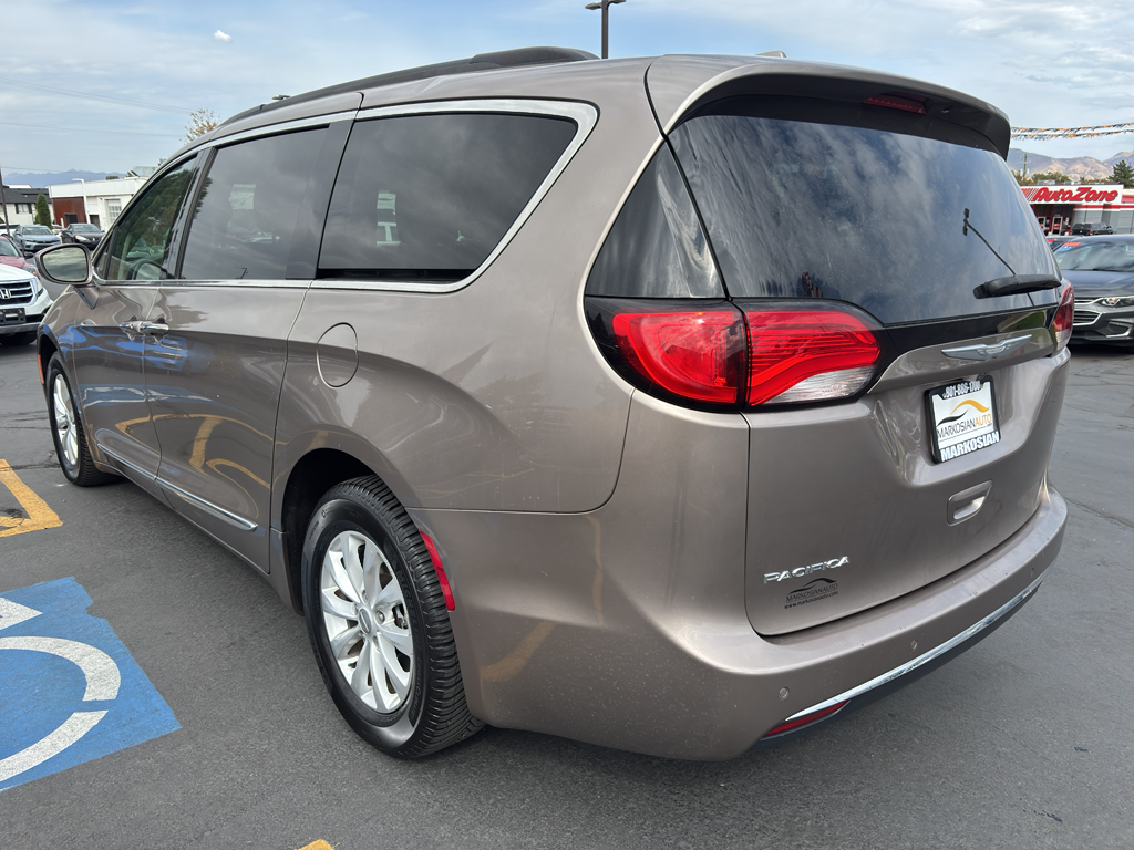 2017 Chrysler Pacifica Touring-L Minivan 4D