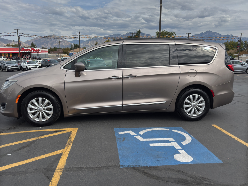 2017 Chrysler Pacifica Touring-L Minivan 4D