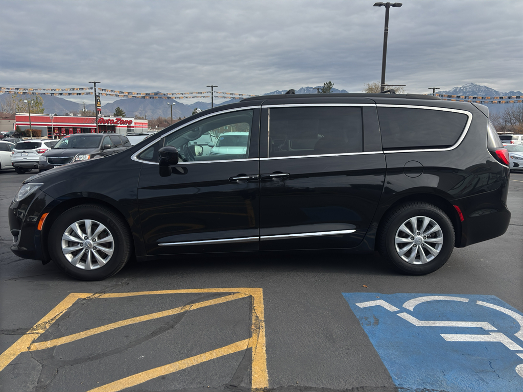 2017 Chrysler Pacifica Touring-L Minivan 4D