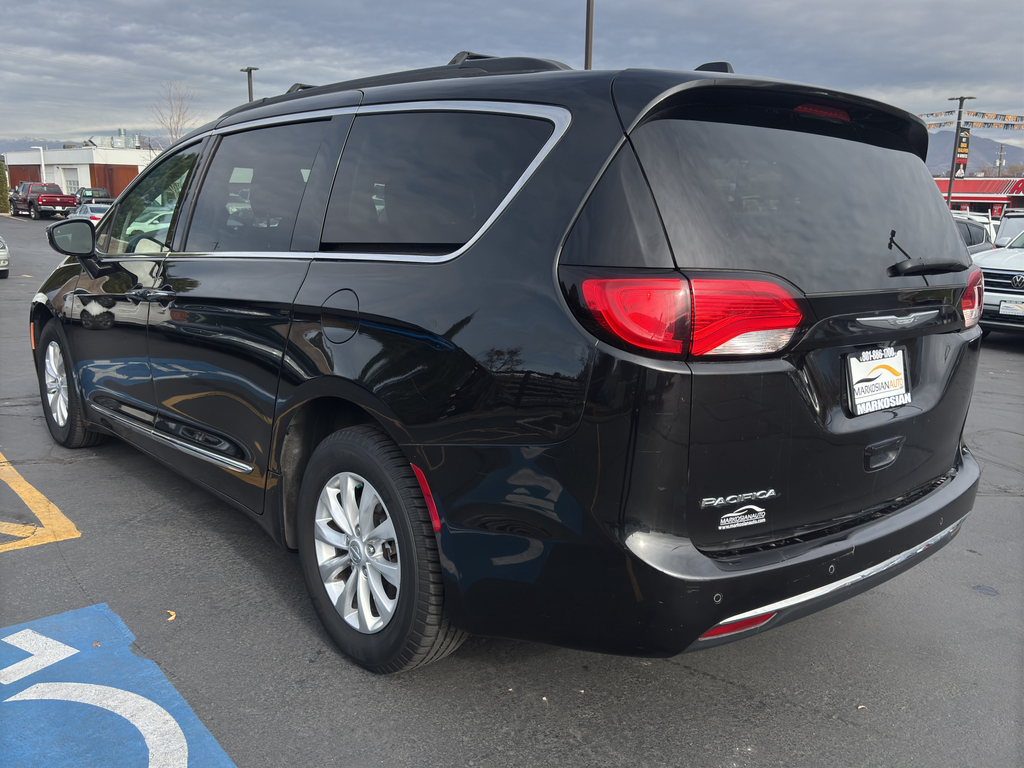 2017 Chrysler Pacifica Touring-L Minivan 4D