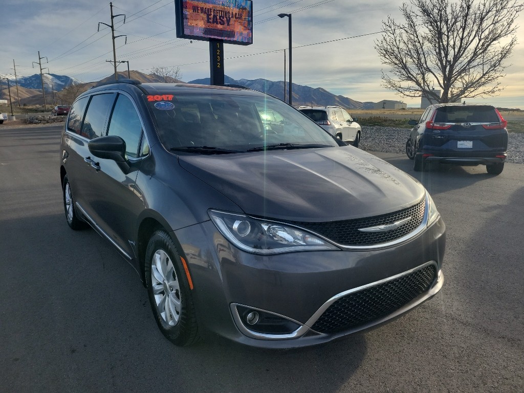 2017 Chrysler Pacifica Touring-L's photo