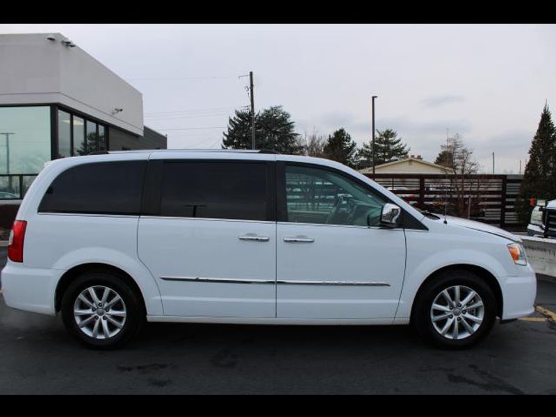 2015 Chrysler Town and Country Van