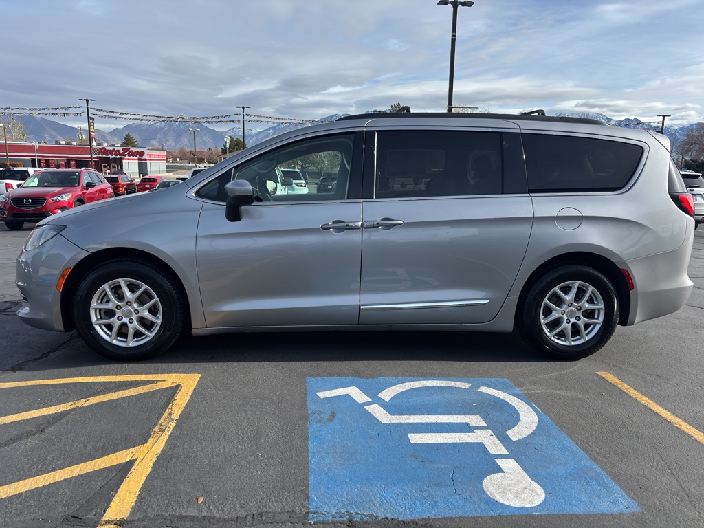 2020 Chrysler Voyager LXi Minivan 4D