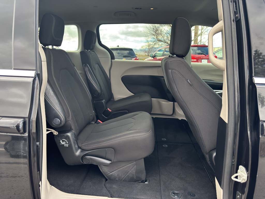 2022 Chrysler Voyager LX - Photo 10