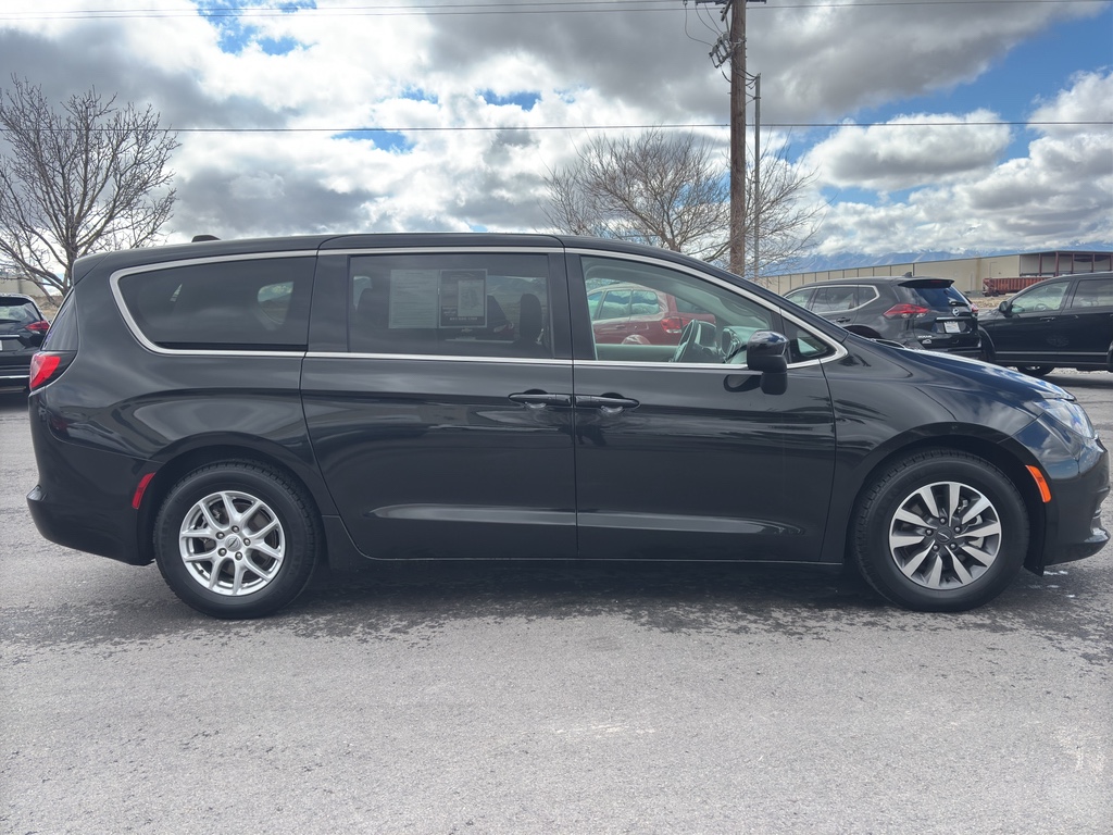 2022 Chrysler Voyager LX - Photo 8
