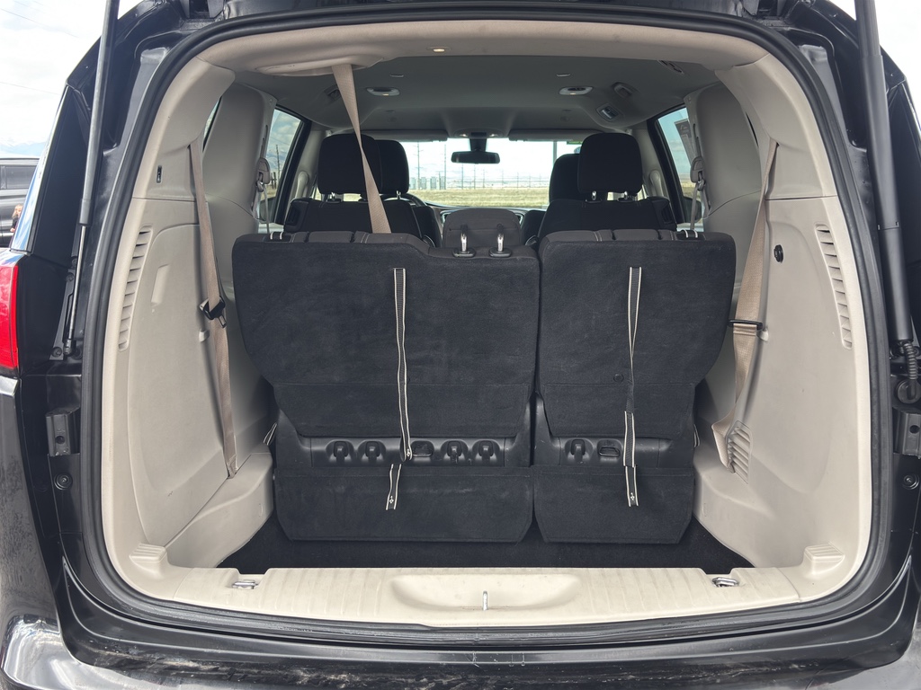 2022 Chrysler Voyager LX - Photo 13