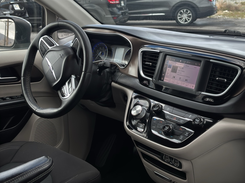 2022 Chrysler Voyager LX - Photo 12