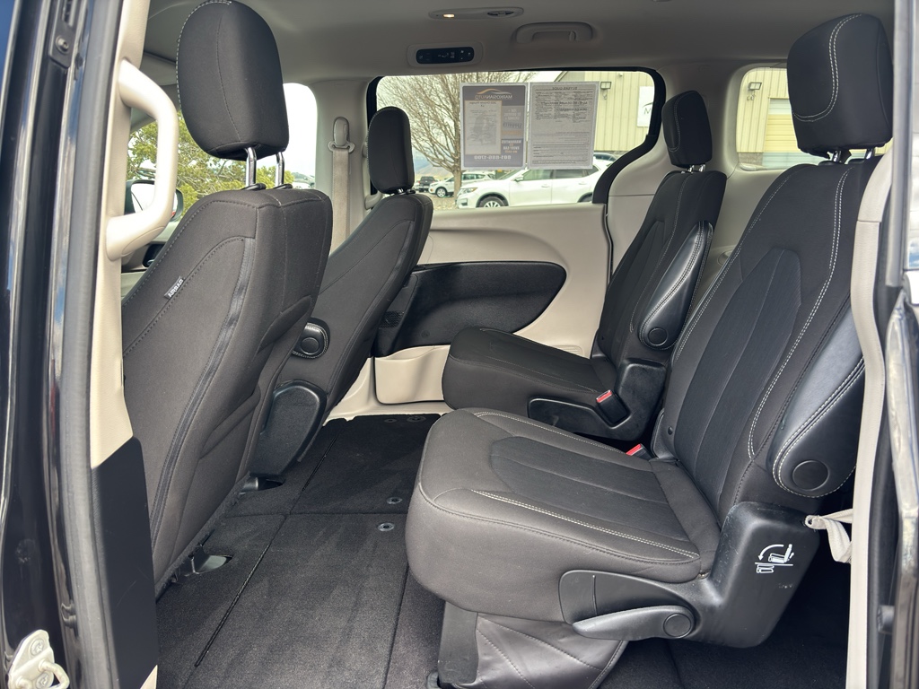 2022 Chrysler Voyager LX - Photo 15