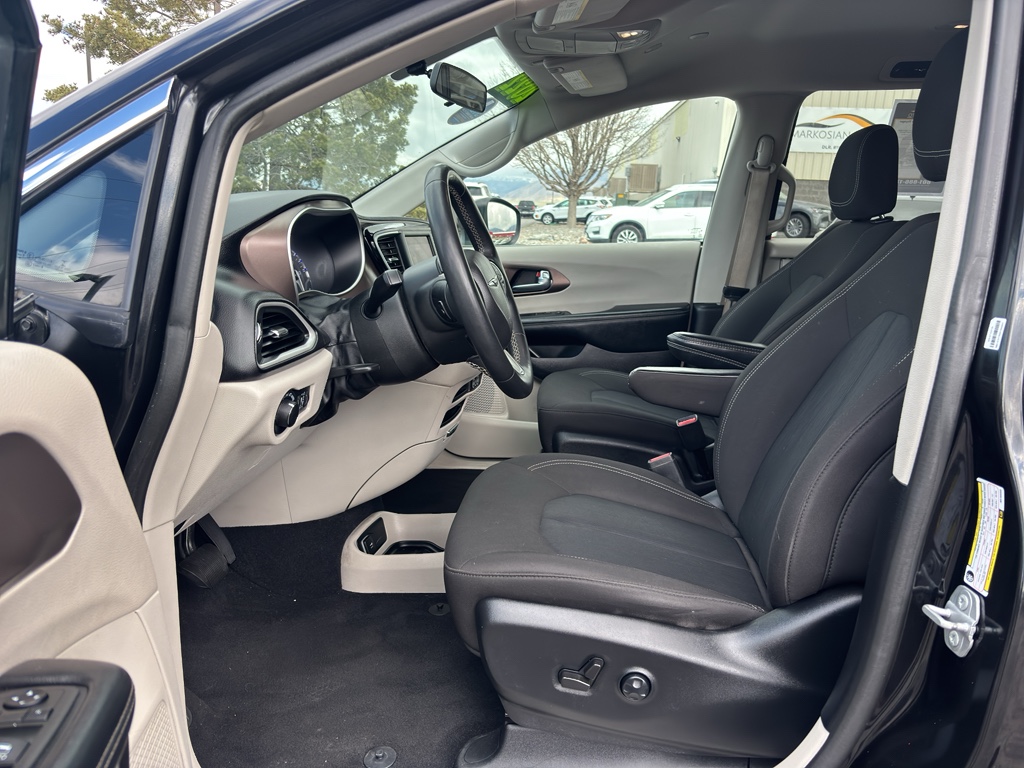 2022 Chrysler Voyager LX - Photo 16