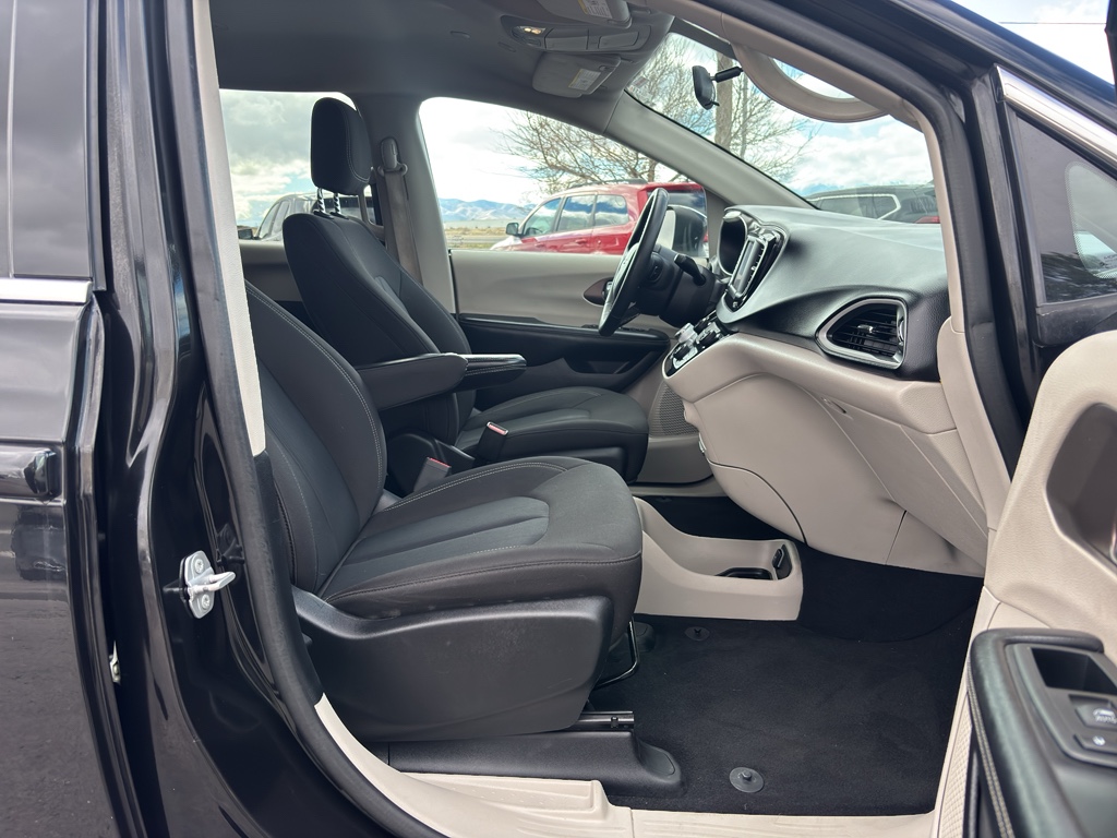 2022 Chrysler Voyager LX - Photo 9