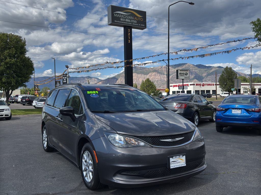 2021 Chrysler Voyager LXI's photo
