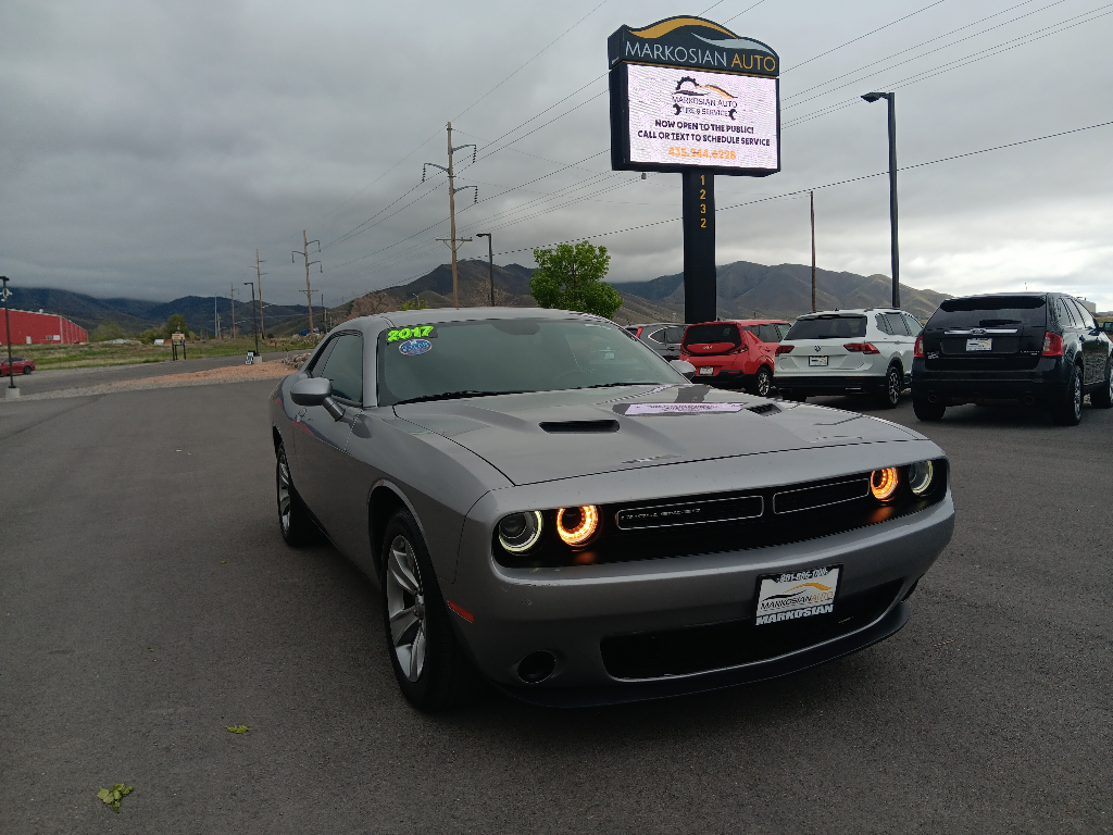 2017 Dodge Challenger SXT's photo