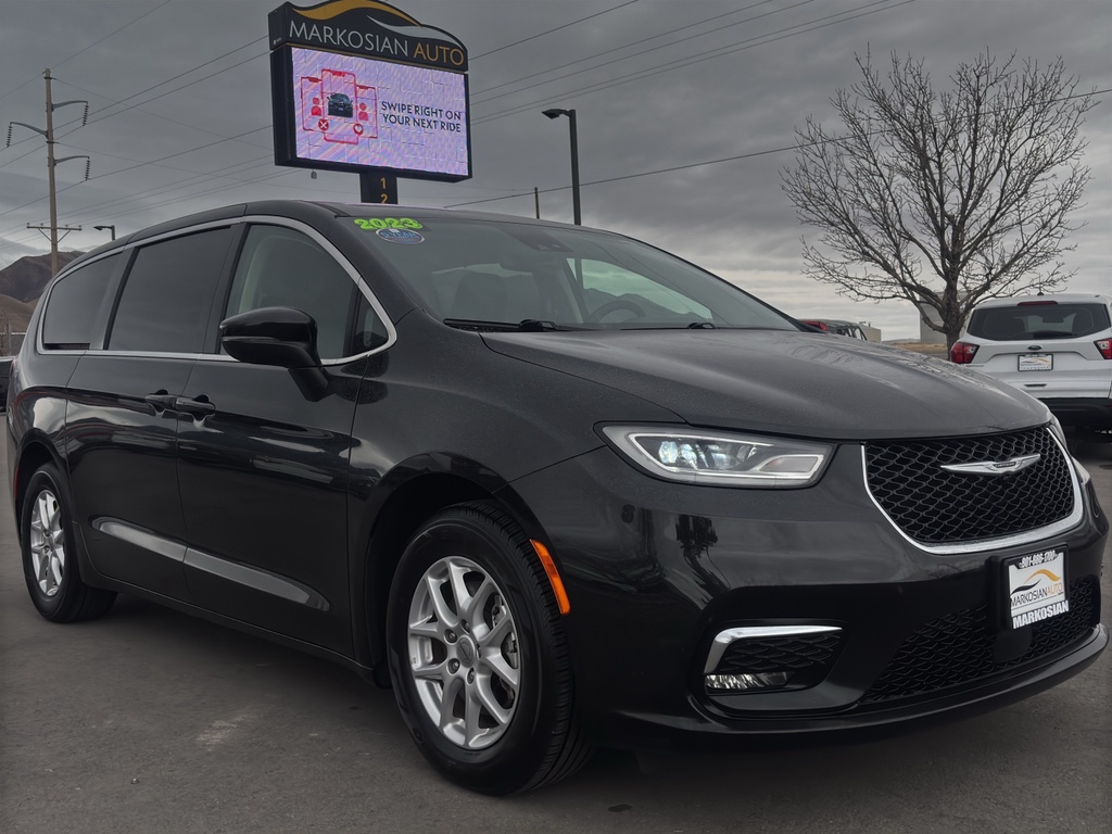 2023 Chrysler Pacifica Touring L's photo