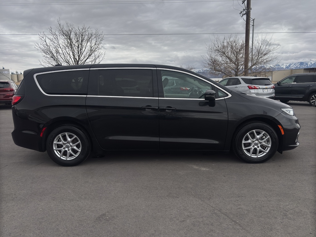 2023 Chrysler Pacifica Touring L - Photo 8