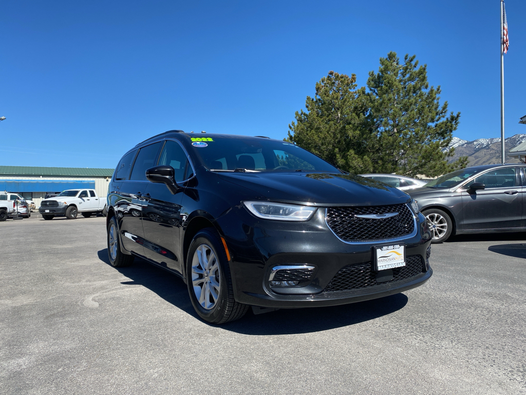 2022 Chrysler Pacifica Touring's photo