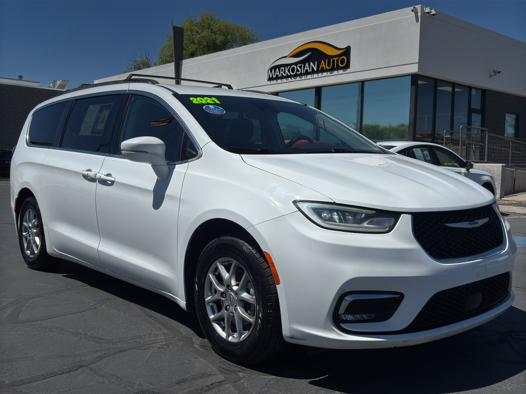 2021 Chrysler Pacifica Touring's photo