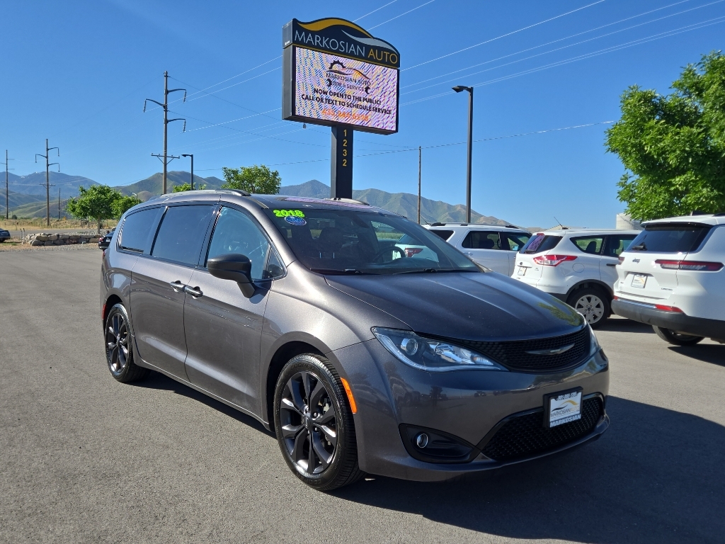 2018 Chrysler Pacifica Touring L's photo