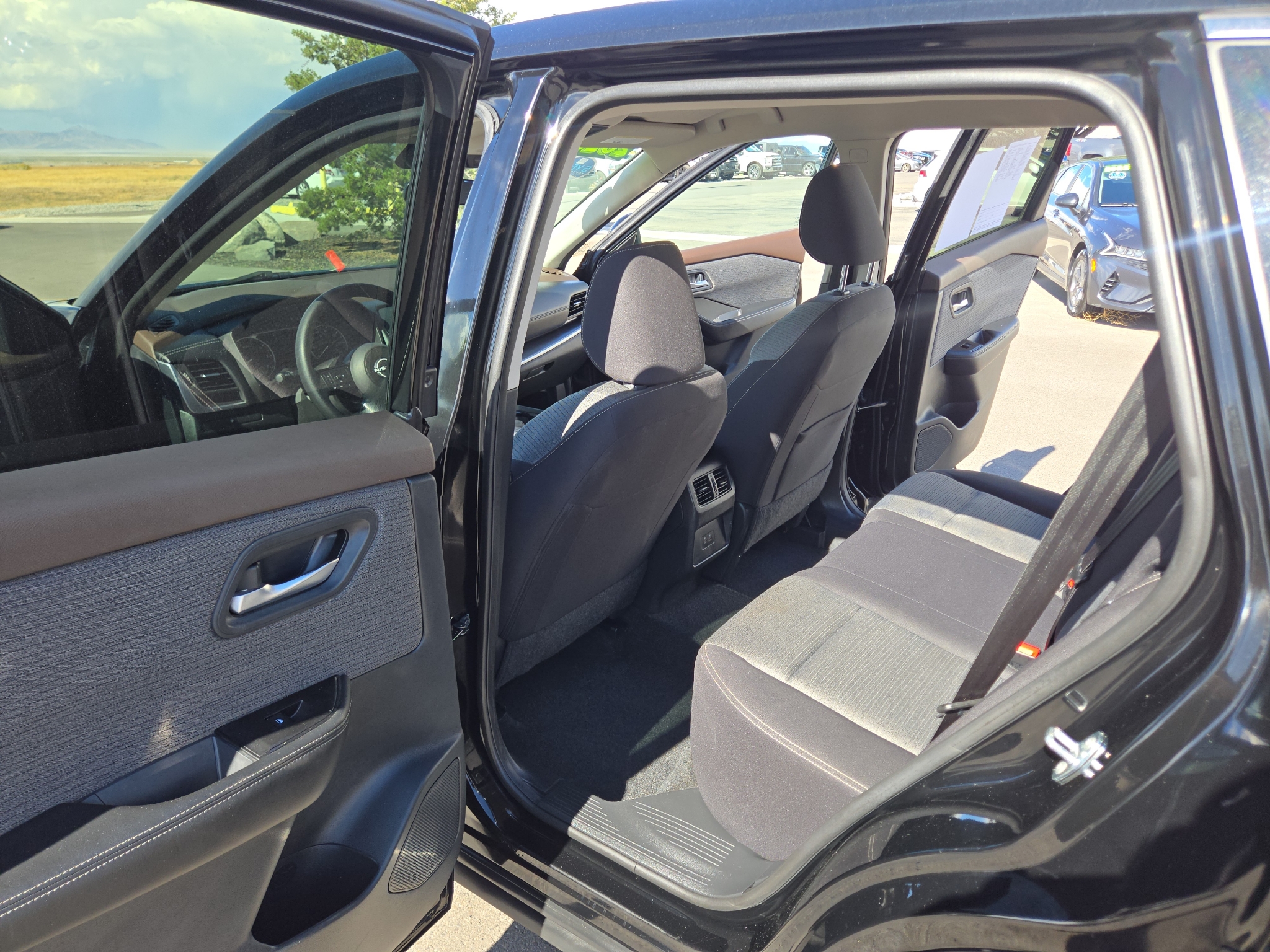 2023 Nissan Rogue SV - Photo 12