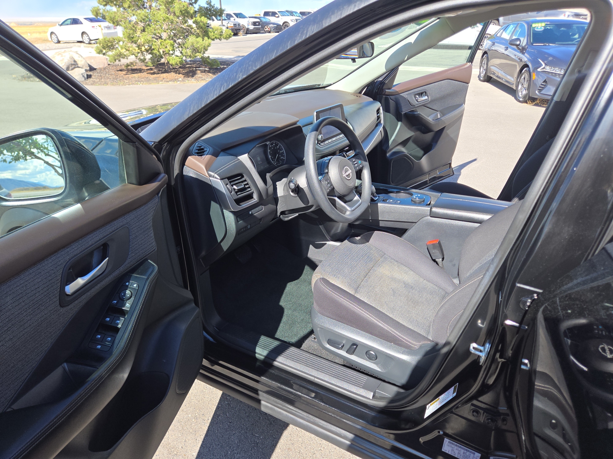 2023 Nissan Rogue SV - Photo 7